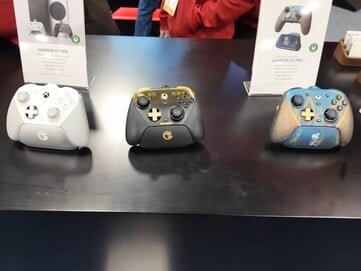 GameSir CES 2026 展台展示了原版 G7 Pro、未发布的黄金版和武昌：堕落功能版。(图片来源：YouTube 上的 Gaming Hardware DE）