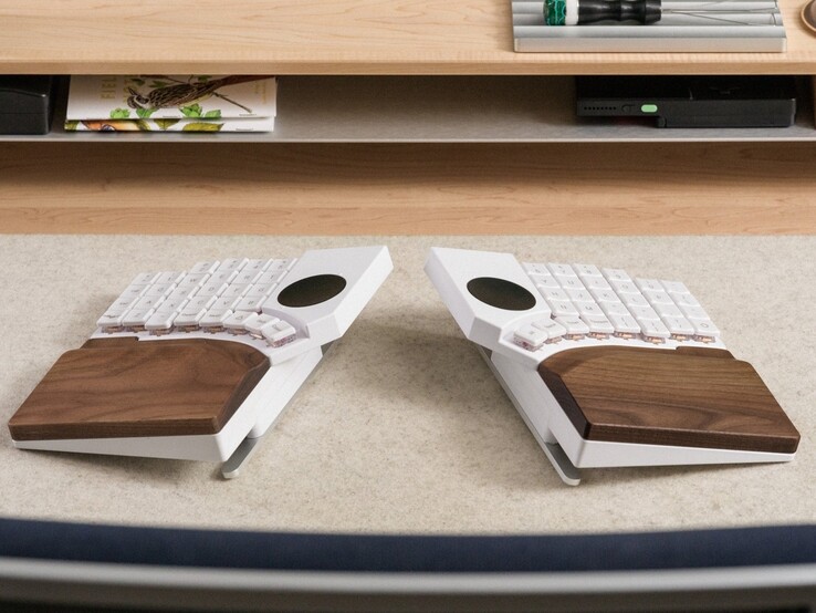 MoErgo Go60 带腕托的分体式无线机械键盘。(图片来源：MoErgo）