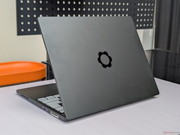 铝制外盖仅限于灰色和银色，而内部塑料边框可以有其他颜色