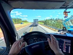 一位 Reddit 用户在自己的卡车上安装了一套完整的模拟赛车系统。