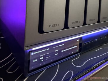 NAS 的内置显示屏