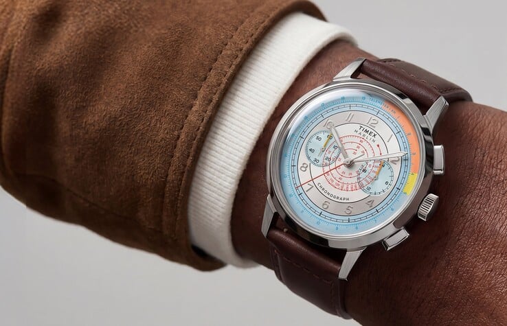 一只Timex Marlin Neo Classic计时码表,配有色彩斑斓的银色表盘和棕色皮表带,正戴在手腕上。