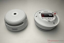 X-Sense XS01-M 智能联网烟雾探测器(FS61)的顶视图和底视图