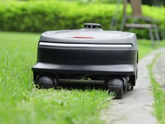 Oasa R1 是一款与众不同的机器人割草机。