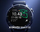 小米手表 S5 采用豪华设计，配备数字表冠和单个硬件按钮。