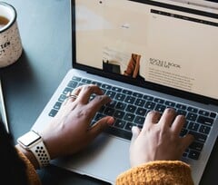 一名工人正在使用Apple Macbook Pro（图片来源：Daniel Thomas/Unsplash）