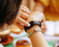 Bee 推出了一款配备两个麦克风的经济型人工智能腕带。(图片来源：Bee）