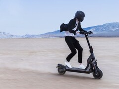 赛格威KickScooter GT2P的最高时速为70公里（约43英里/小时）。(图片来源：赛格威)