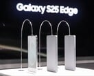 Galaxy S25 Edge（左）与 S24 Ultra 和 S23 Ultra 假机一起摆放在 1 月 Unpacked 2025 活动现场。(图片来源：Fnnews）Galaxy Galaxy Galaxy 
