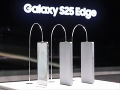 Galaxy S25 Edge（左）与 S24 Ultra 和 S23 Ultra 假机一起摆放在 1 月 Unpacked 2025 活动现场。(图片来源：Fnnews）Galaxy Galaxy Galaxy 