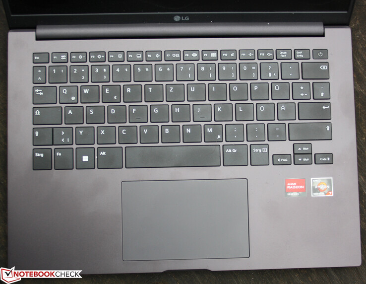 键盘甲板在中间表现出明显的弯曲，削弱了笔记本电脑的质量感。