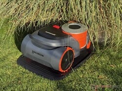 Navimow H2 停放在充电站上