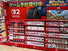 日本商店展示的任天堂 Switch 2（图片来源：Nintendeal X 账户）