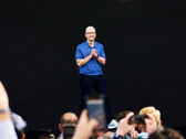 Apple 首席执行官蒂姆-库克在最近的公司活动上（图片来源： )Apple