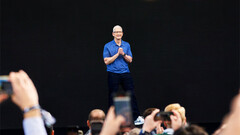 Apple 首席执行官蒂姆-库克在最近的公司活动上（图片来源： )Apple