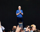 Apple 首席执行官蒂姆-库克在最近的公司活动上（图片来源： )Apple