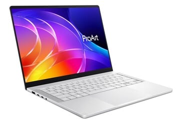 以倾斜角度展示的 Asus ProArt P14