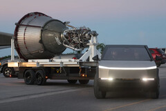 Cybertruck 的牵引能力已在德克萨斯州的 SpaceX 星际基地进行了预演。(图片来源：YouTube 上的观星者）