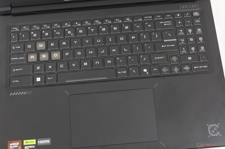 键盘与 Crosshair 16 HX 相同,但触控板略大一些(13 × 8.2 厘米,而 Crosshair 16 HX 为 12 × 7.5 厘米)