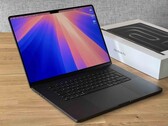 配备 M4 Max 的 MacBook Pro 拥有令人印象深刻的 CPU 和 GPU 性能。(图片来源：Notebookcheck）