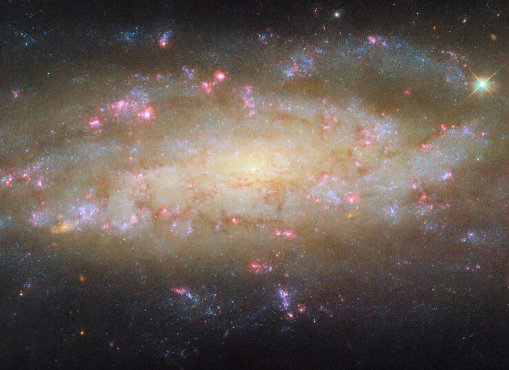 哈勃拍摄的螺旋星系 NGC 7456 的图像（图片来源：欧空局/哈勃、美国国家航空航天局和 D. Thilker）