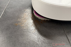 擦拭压力测试中的 Eureka J15 Max Ultra