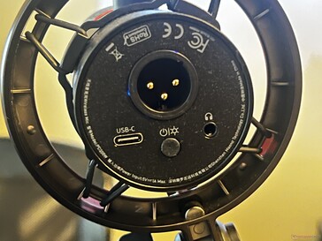 底部XLR 输入、USB-C、电源/LED 按钮、3.5 毫米音频输出