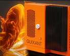 坚固耐用的静音机箱，带有 Quixant 标志性的橙色（图片来源：Quixant）