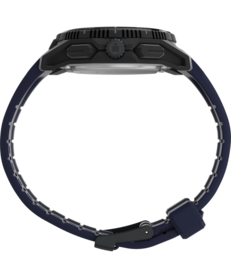这款黑色 Timex Ironman Adrenaline 手表的侧视图,展示了其带保护装置的表冠、按钮以及深蓝色表带。