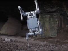 Unitree A2 Stellar Hunter 不仅能跳舞，还能背负多达 66 磅的重量。(图片来源：Untitree via YouTube） 