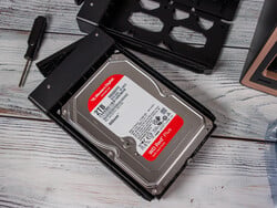 HDD 远远无法跑满 10 Gbit 端口的带宽。