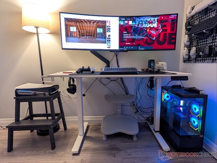 Arctis Nova Pro Omni 已连接至 PC、PS5 和 Pixel 9 Pro XL（请忽略线缆的凌乱）。