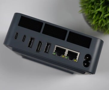 Beelink EQi 304 迷你电脑的后置 I/O 接口区域,可见双 Thunderbolt 4 端口、HDMI 端口、USB Type-A 端口、双以太网端口以及电源输入接口。