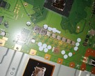 拆卸的PS5会损坏屏障，导致液态金属溢出到游戏机的APU上。(图片来源：@68logic在Twitter上)