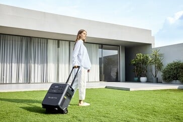 Bluetti Elite 400 具有可伸缩的伸缩手柄和平稳的滚轮(图片来源:Bluetti)