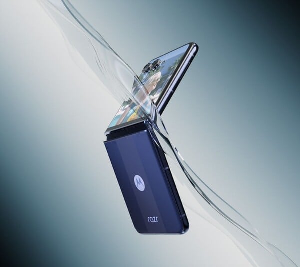 摩托罗拉 Razr+ 2025 与 Razr Ultra 一样达到 IP48 防护等级。(图片来源：摩托罗拉）