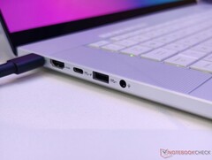 华硕 ROG Zephyrus G16 输入/输出（图片来自 Notebookcheck）