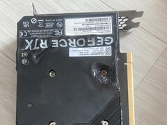 EmTek StormX Dual RTX 4060 Ti GPU 的融化背板。(图片来源：Quasar Zone 上的 user_634494）
