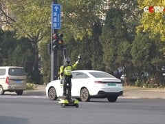 行动中的航兴1号(图片来源:CGTV+ via YouTube;截图经裁剪)