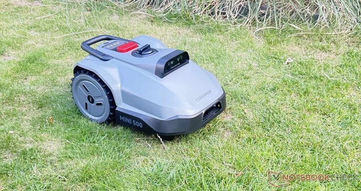 TerraMow Mini 500 智能割草机在工作