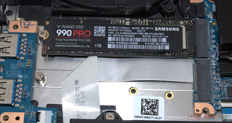 可容纳两个 PCIe 4 固态硬盘。
