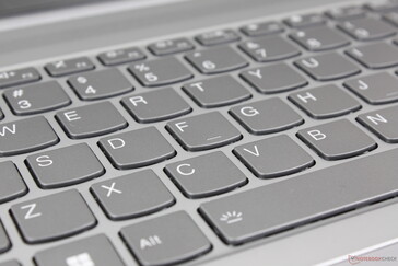 与 ThinkPad 或 HP EliteBook 等旗舰办公笔记本电脑相比，按键反馈更柔和