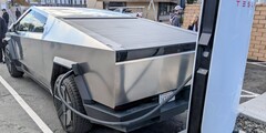 V4 增压器上的 Cybertruck（图片：Mardak/TMC）