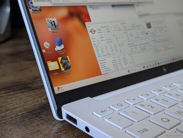 无边缘玻璃或触摸屏,重量更轻