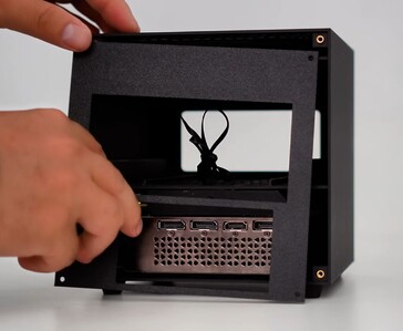 ITG Cube 后视图显示迷你 PC 端口、OCuLink 连接和 RTX 4060 显卡输出端