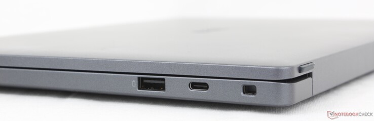 右侧USB-A 3.2 Gen.1、USB-C Thunderbolt 4 w/ DisplayPort 2.1 + Power Delivery 3.1