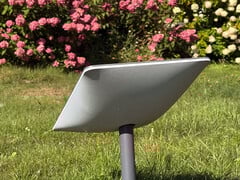 草坪上的 Starlink 标准碟。(图片来源:Rose/X)