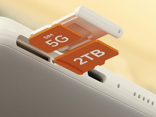 Boox P6 Pro 系列配有用于移动连接的 SIM 卡托盘。(图片来源：Onyx）