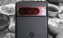 谷歌 Pixel 8 Pro 上手实拍图在 10 月 4 日发布前被泄露。(图片来源:Facebook - 已编辑)