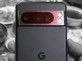 谷歌 Pixel 8 Pro 上手实拍图在 10 月 4 日发布前被泄露。(图片来源:Facebook - 已编辑)